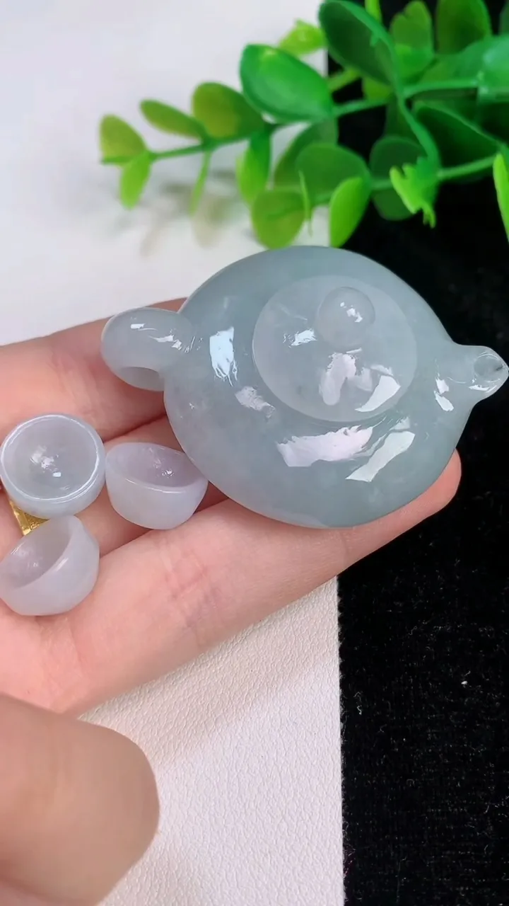 天然A货翡翠飘花茶壶套装，尺寸51-40.7-22，重量:g
7月11日