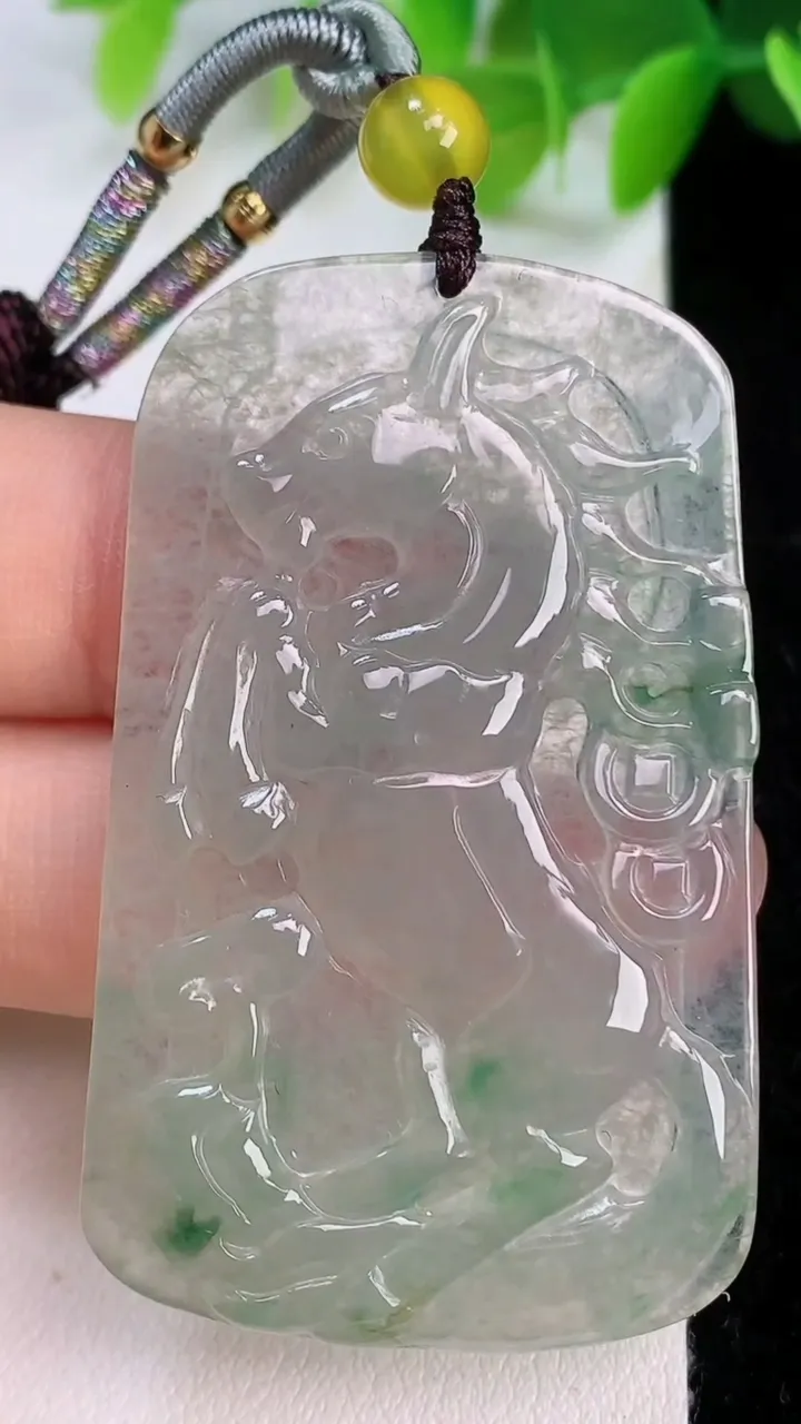 天然A货翡翠飘花生肖马牌吊坠，尺寸52-32-4，重:13.47g
7月11日