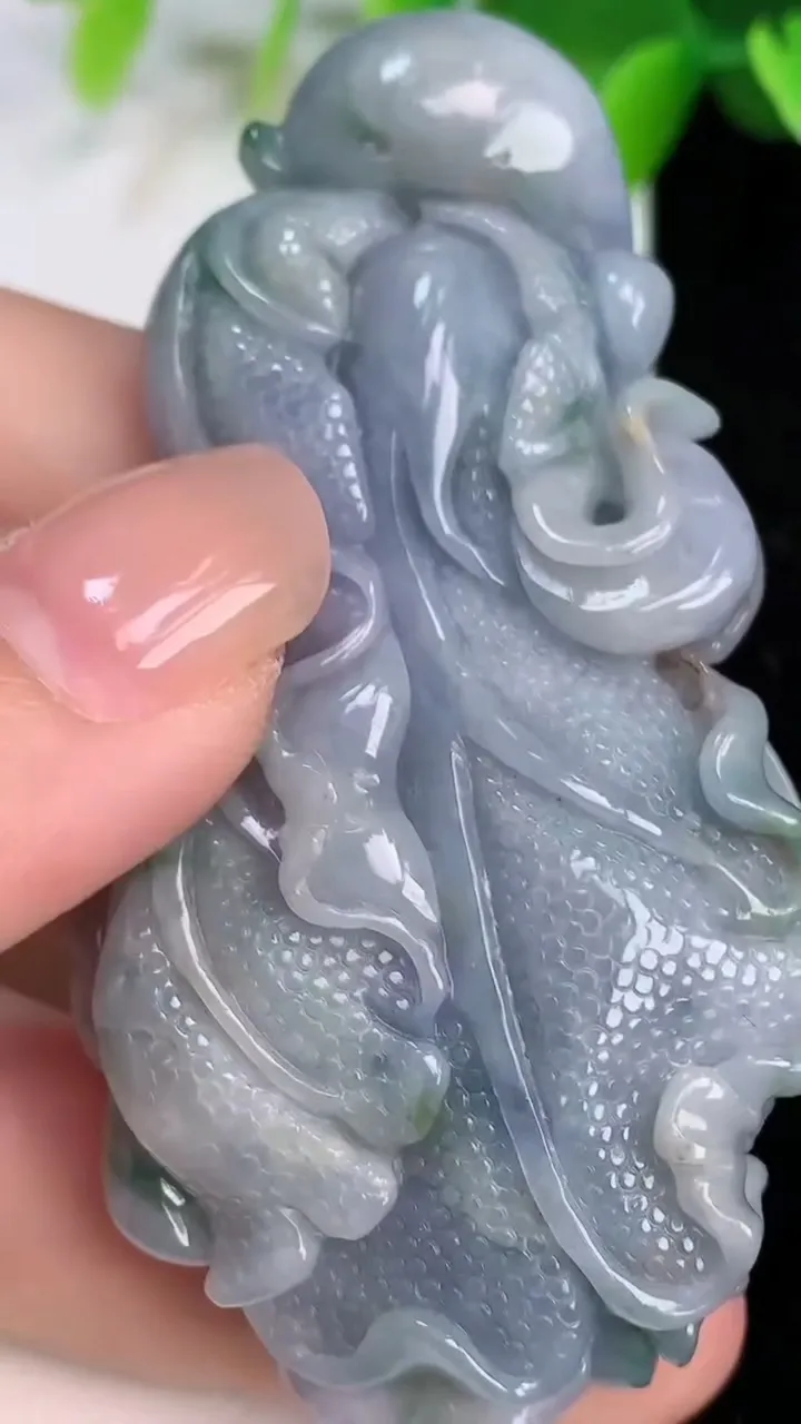天然A货翡翠紫罗兰 飘花白菜吊坠，尺寸69-35-11.5，重:44.01g
7月11日