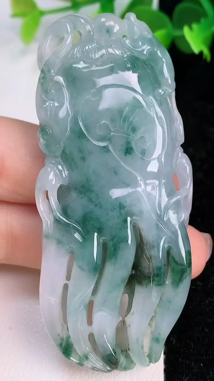 天然A货翡翠飘花佛手瓜吊坠，尺寸70-29-10，重:40.23g
7月11日