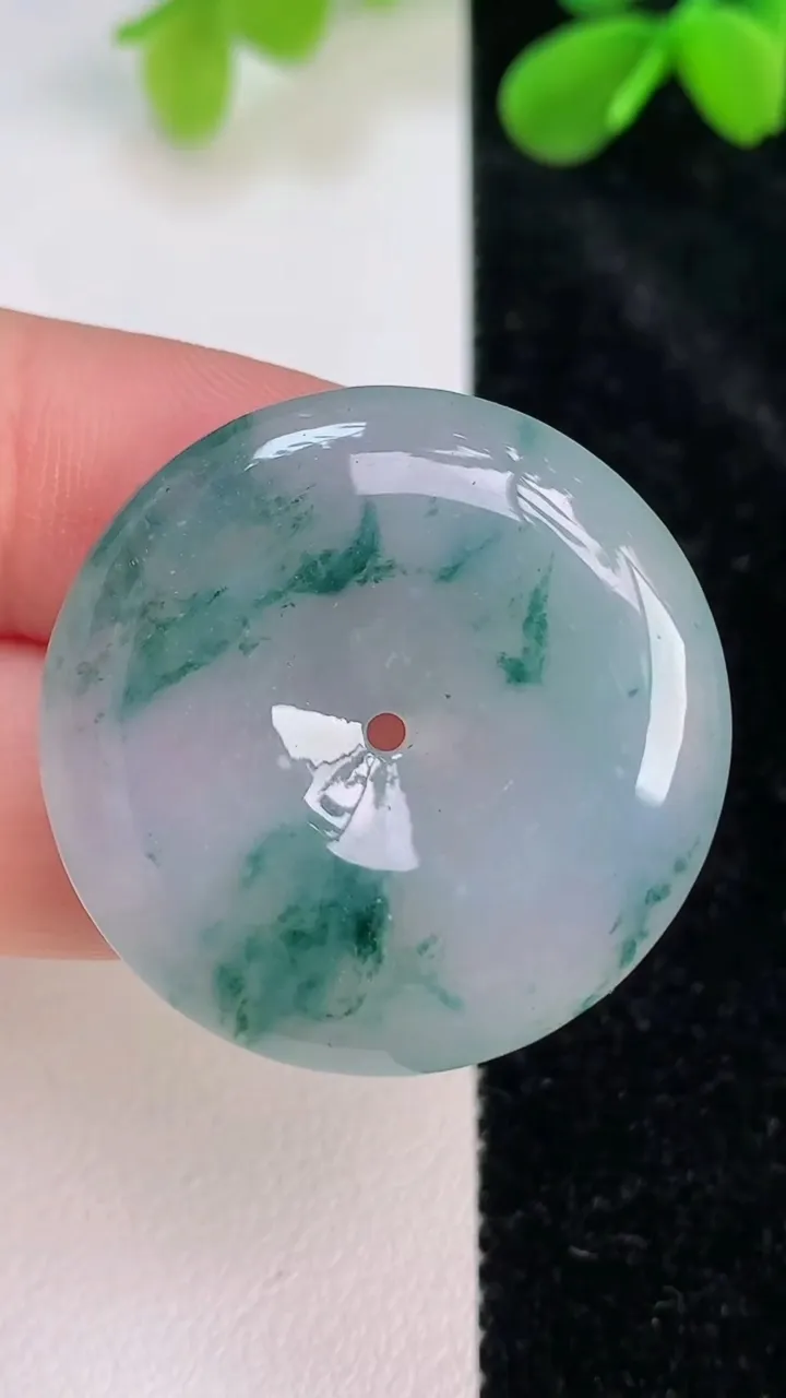 天然A货翡翠飘花平安扣吊坠，尺寸30.7-5.5，重量:11.01g
7月11日