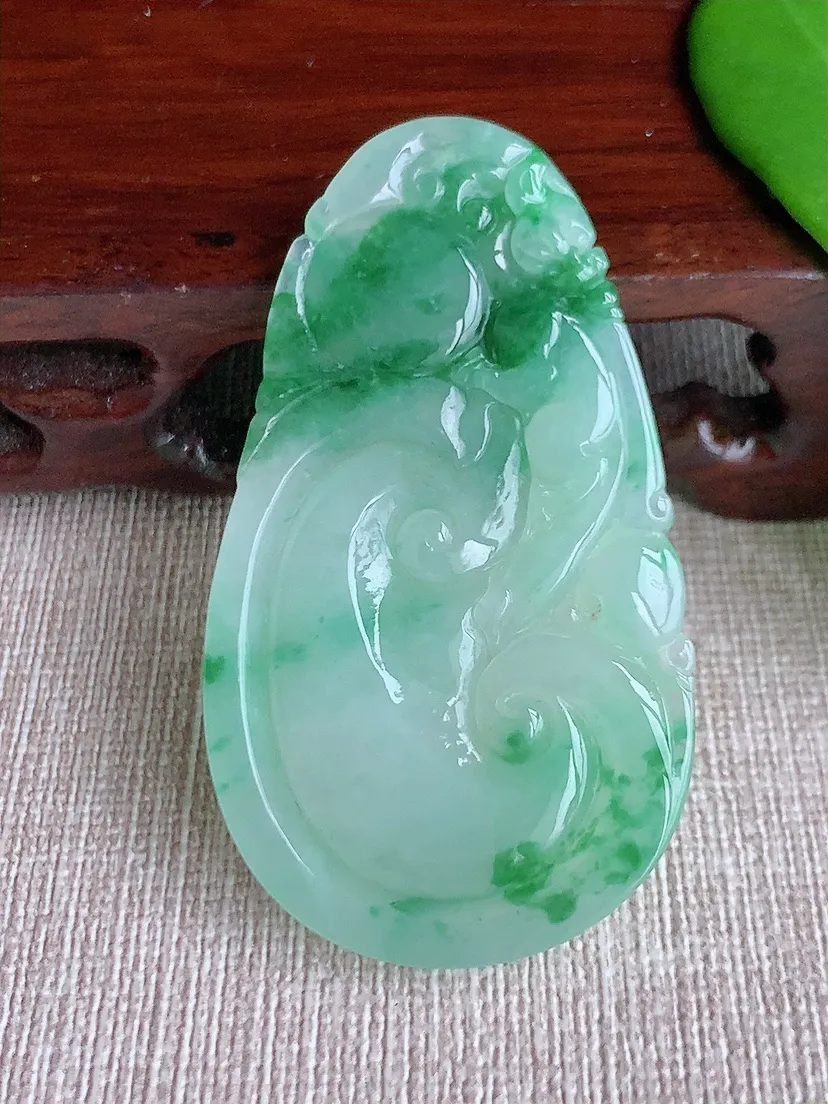 天然A货翡翠飘绿大如意吊坠尺寸55.8×31.6×6.4m量20.38g 0710