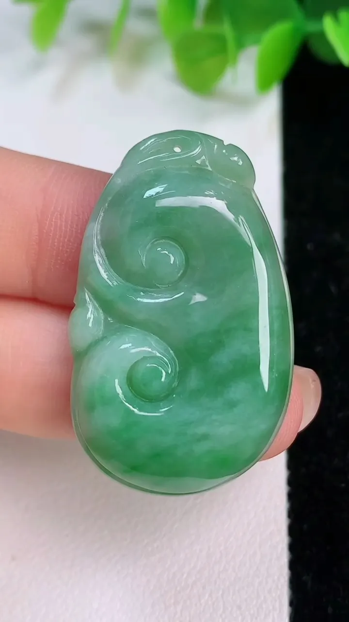 天然A货翡翠如意吊坠，尺寸37.2-23.2-5.2，重:8.52g
7月11日