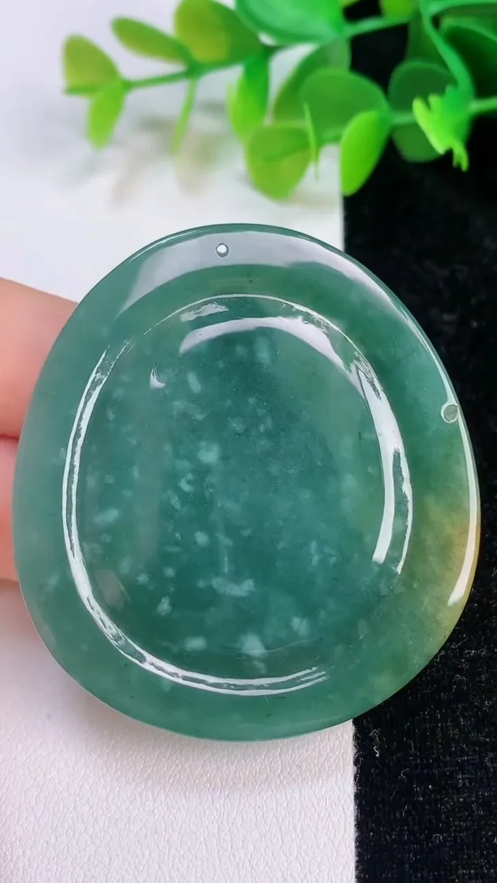 天然A货翡翠双彩大日如来吊坠，尺寸53-48.2-5.7，重量:24.01g
7月11日