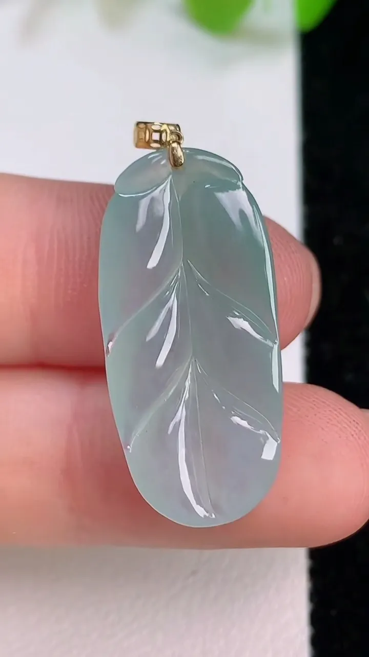 天然A货翡翠金枝玉叶 叶子吊坠，尺寸28-13.6-5，重量:3.32g
7月11日