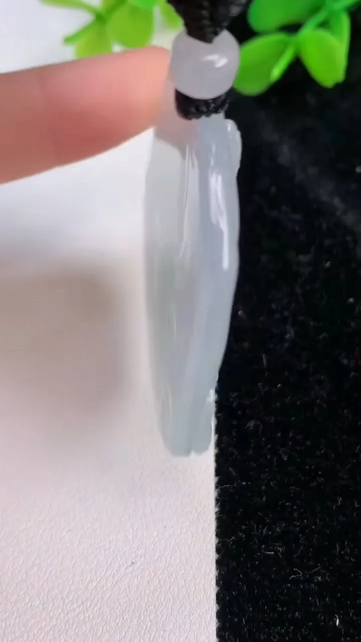 天然A货翡翠观音菩萨吊坠，尺寸49.4-42.3-5.6，重量:26.55g
7月11日