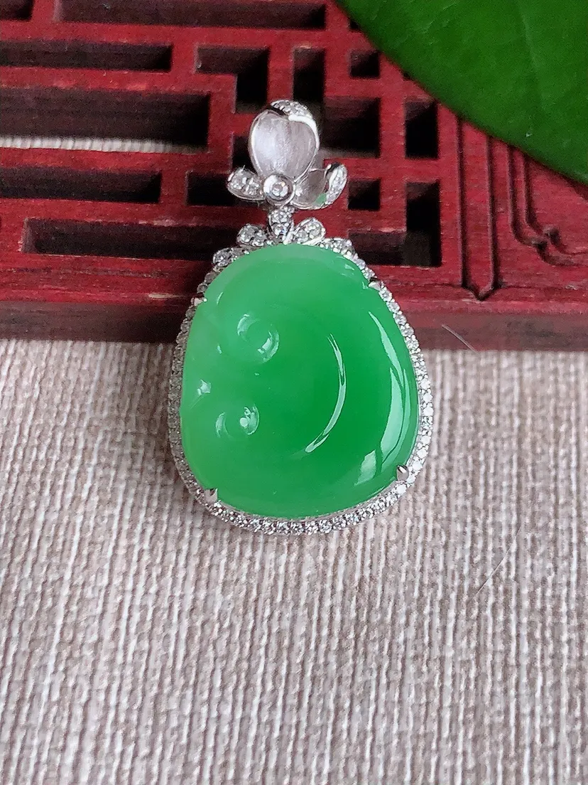 天然A货翡翠18K金伴满绿如意吊坠尺寸30×18×6裸石18.5×16m量4.80g 0710