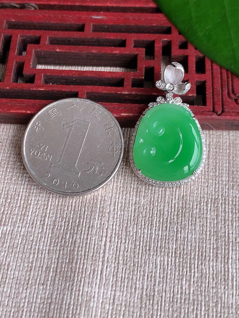 天然A货翡翠18K金伴满绿如意吊坠尺寸30×18×6裸石18.5×16m量4.80g 0710