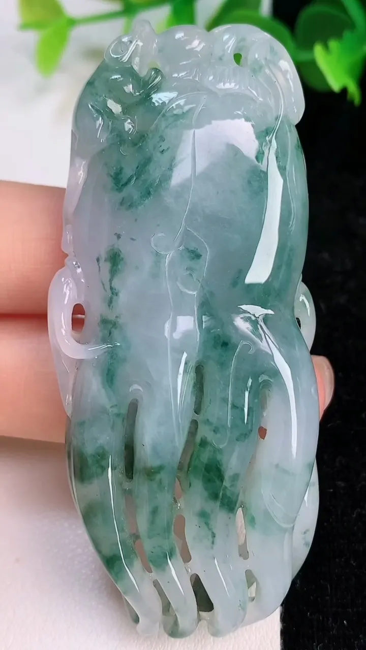 天然A货翡翠飘花佛手瓜吊坠，尺寸70-29-10，重:40.23g
7月11日