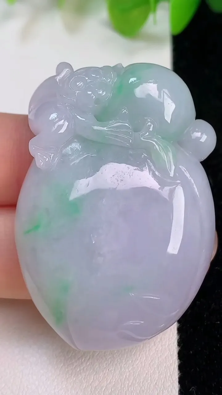 天然A货翡翠寿桃吊坠，尺寸44.8-31.7-10.2，重量:31.26g
7月11日