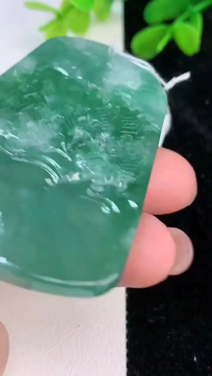 天然A货翡翠山水牌吊坠，尺寸59.3-41.3-5.6，重量:30.39g
7月11日