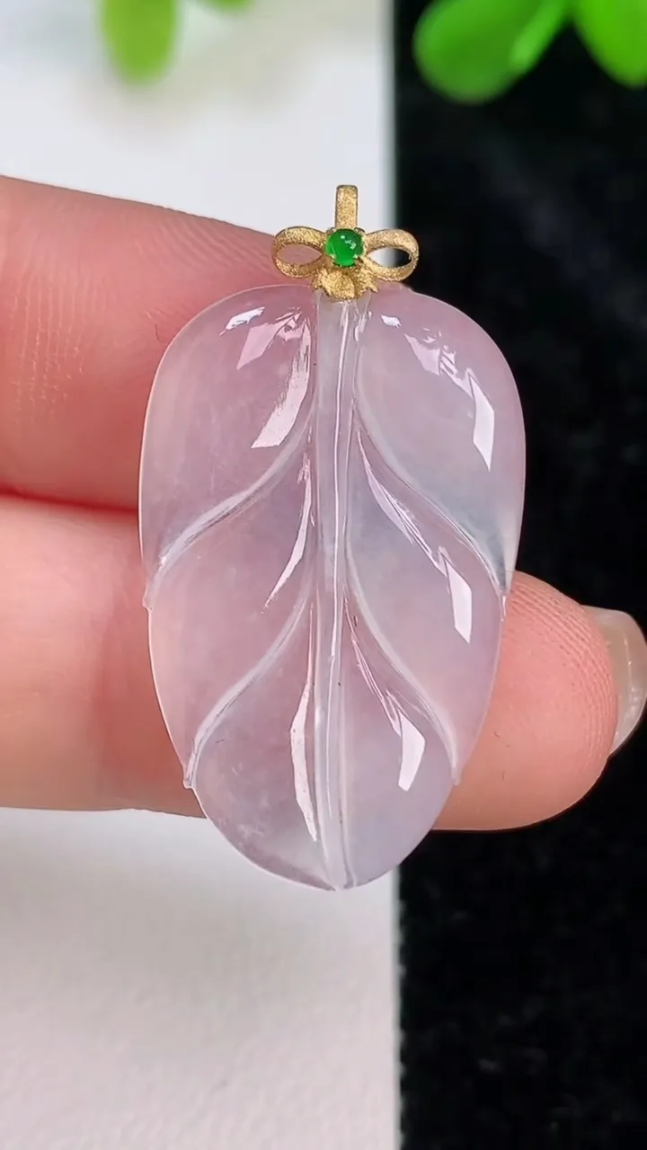 天然A货翡翠种金枝玉叶 叶子吊坠，尺寸27.3-17.8-2.2，重量:2.77g
7月11日