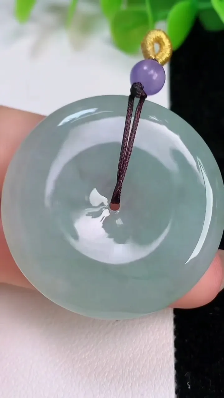 天然A货翡翠平安扣吊坠，尺寸38-5.4，重量:17.89g
7月11日