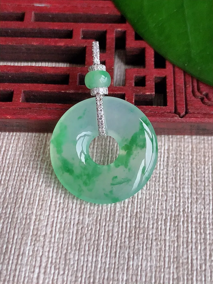 天然A货翡翠18K金伴飘绿平安环吊坠尺寸32.6×21.5×3.4m量3.96g 0710
