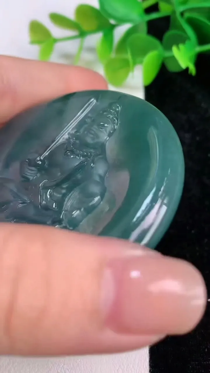 天然A货翡翠蓝水不动明王吊坠，尺寸56.8-5.3，重量:37.63g
7月11日