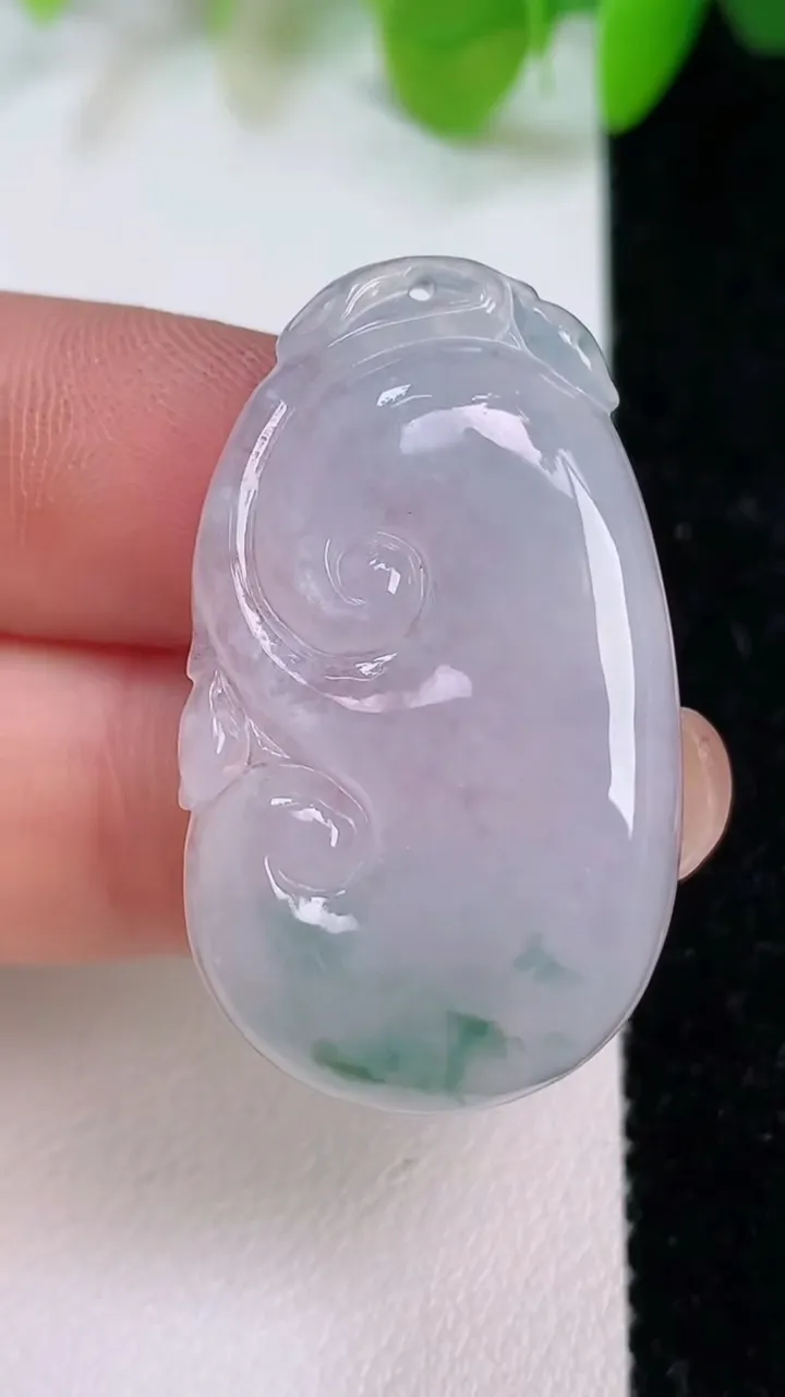 天然A货翡翠飘花如意吊坠，尺寸35-20.6-5，重量:7.44g
7月11日