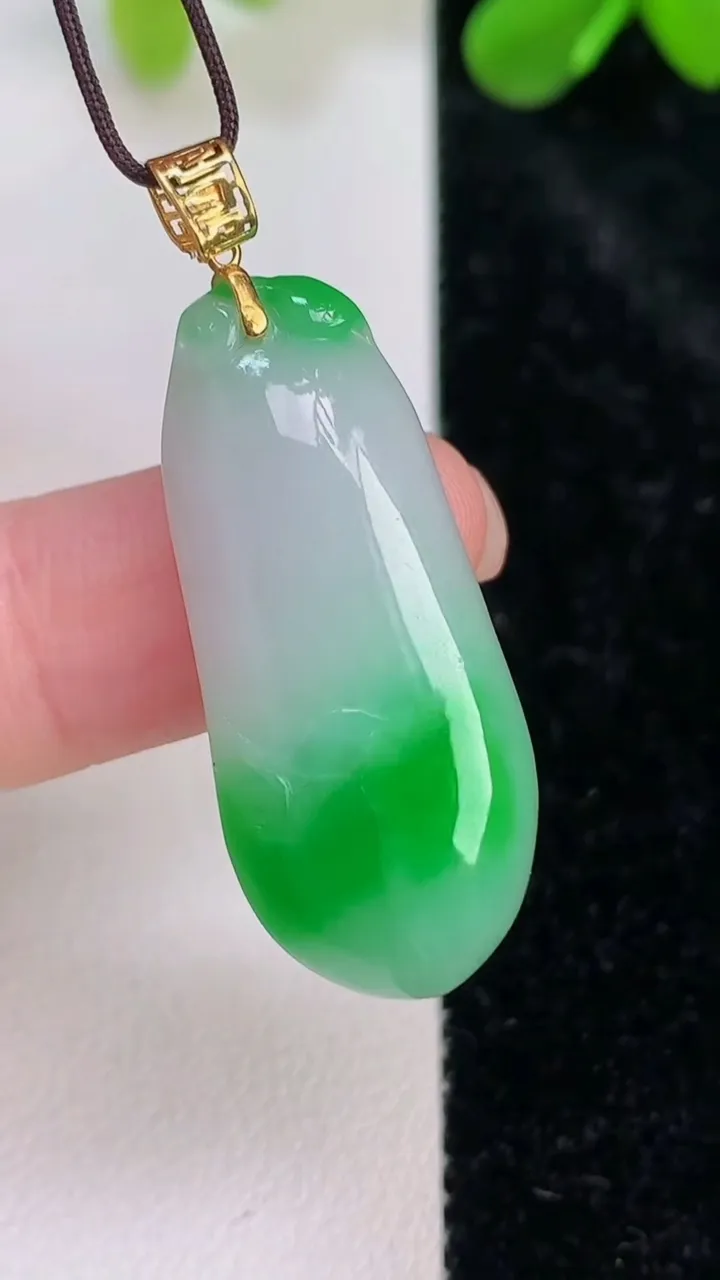 天然A货翡翠福瓜吊坠，尺寸32.3-14.7-6，重量:5.81g
7月11日