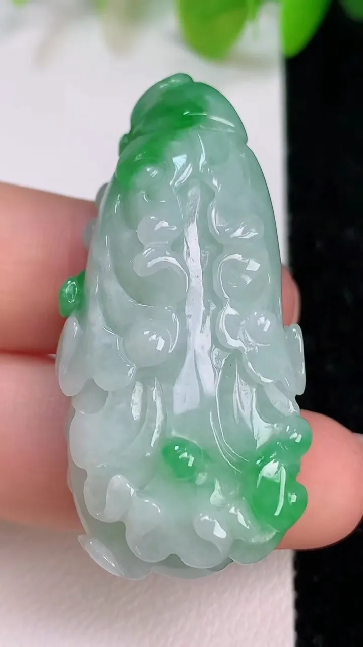 天然A货翡翠白菜吊坠，尺寸44.3-20.6-9.7，重量:19.06g
7月11日