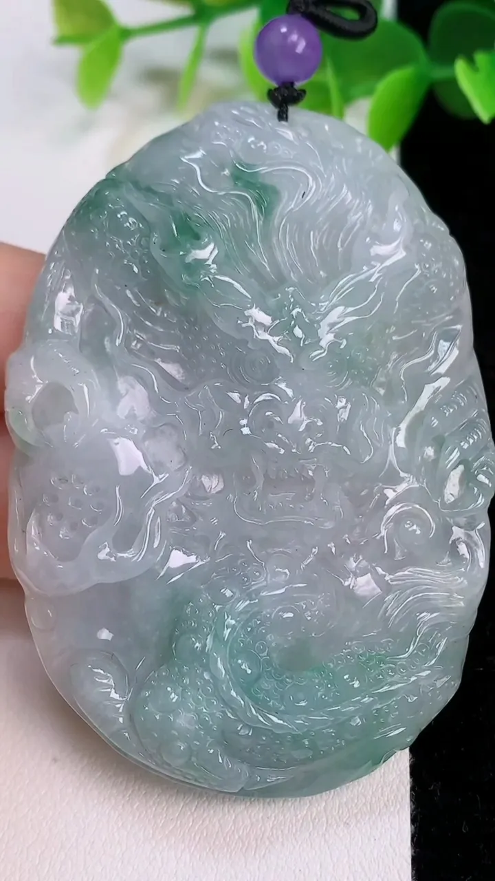 天然A货翡翠飘花龙牌吊坠，尺寸64-46-10，重:51.31g
7月11日
