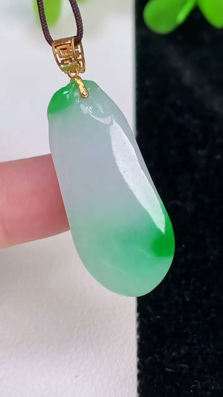 天然A货翡翠福瓜吊坠，尺寸32.3-14.7-6，重量:5.81g
7月11日