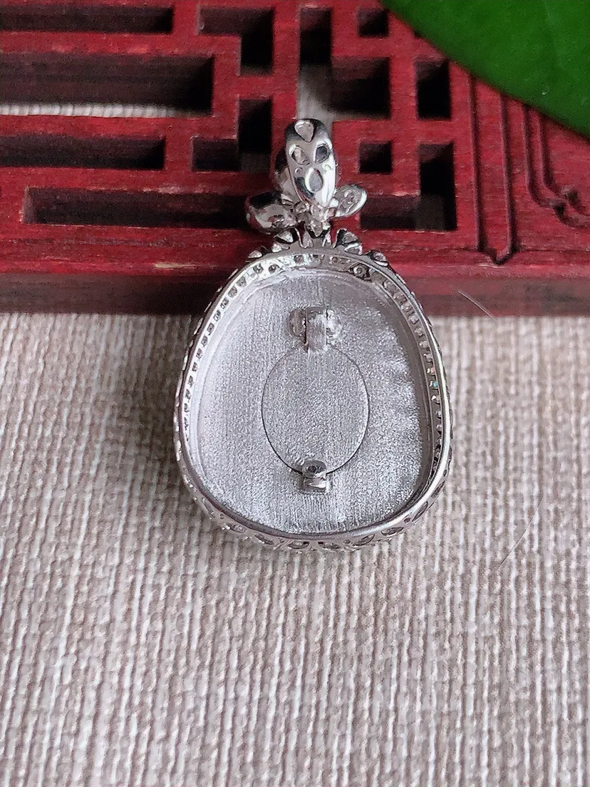 天然A货翡翠18K金伴满绿如意吊坠尺寸30×18×6裸石18.5×16m量4.80g 0710