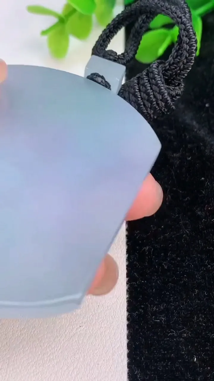 天然A货翡翠春带彩紫罗兰仿古无事牌吊坠，尺寸57-43-5.6，重量:44.08g
7月11日