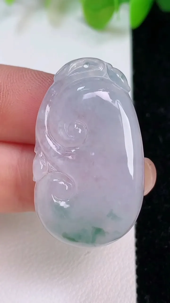 天然A货翡翠飘花如意吊坠，尺寸35-20.6-5，重量:7.44g
7月11日
