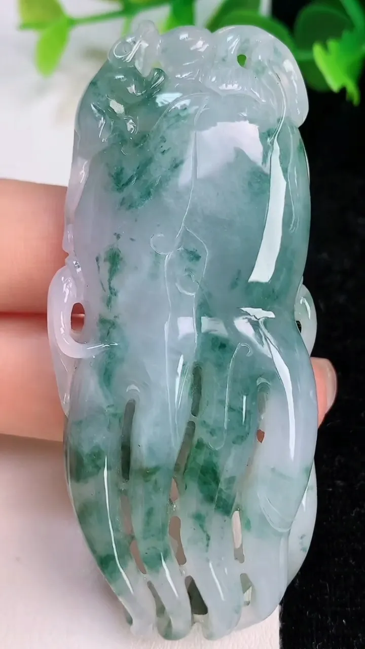 天然A货翡翠飘花佛手瓜吊坠，尺寸70-29-10，重:40.23g
7月11日