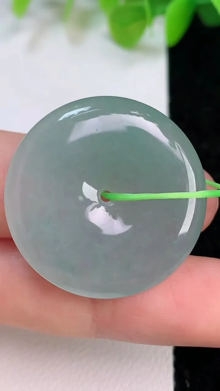 天然A货翡翠平安扣吊坠，尺寸29-4.8，重量:8.89g
7月11日
