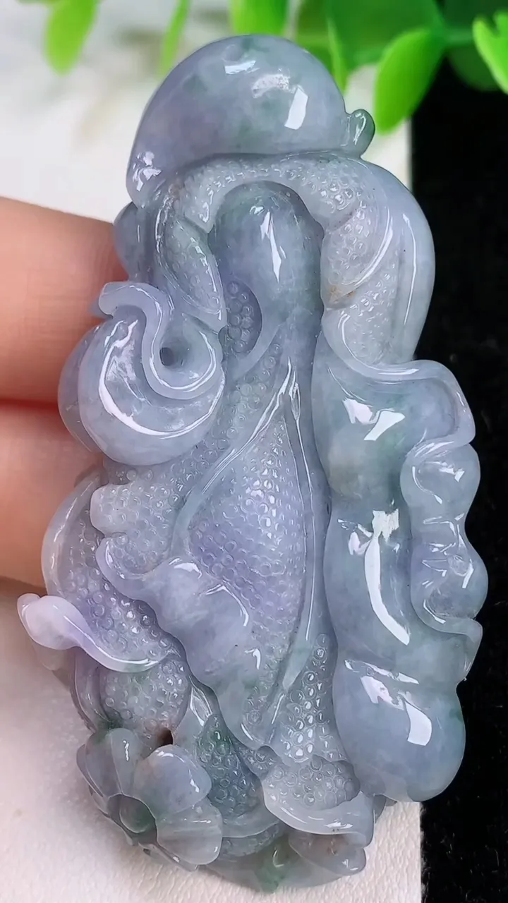 天然A货翡翠紫罗兰 飘花白菜吊坠，尺寸69-35-11.5，重:44.01g
7月11日