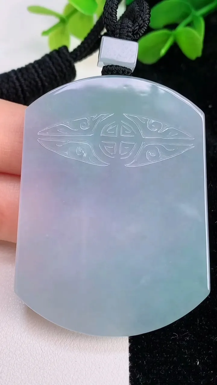 天然A货翡翠春带彩紫罗兰仿古无事牌吊坠，尺寸57-43-5.6，重量:44.08g
7月11日