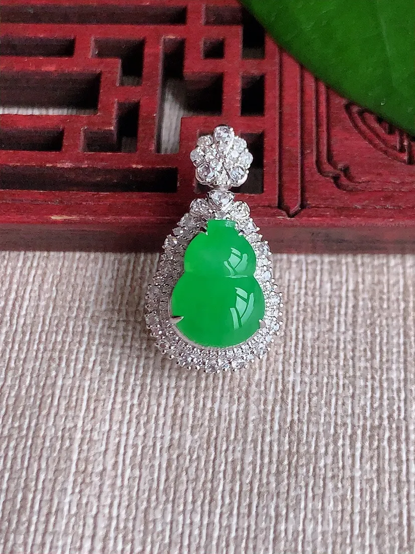 天然A货翡翠18K金伴阳绿葫芦吊坠尺寸23.6×12.7×10.7裸石11.5×8.4m量3.29g 0710