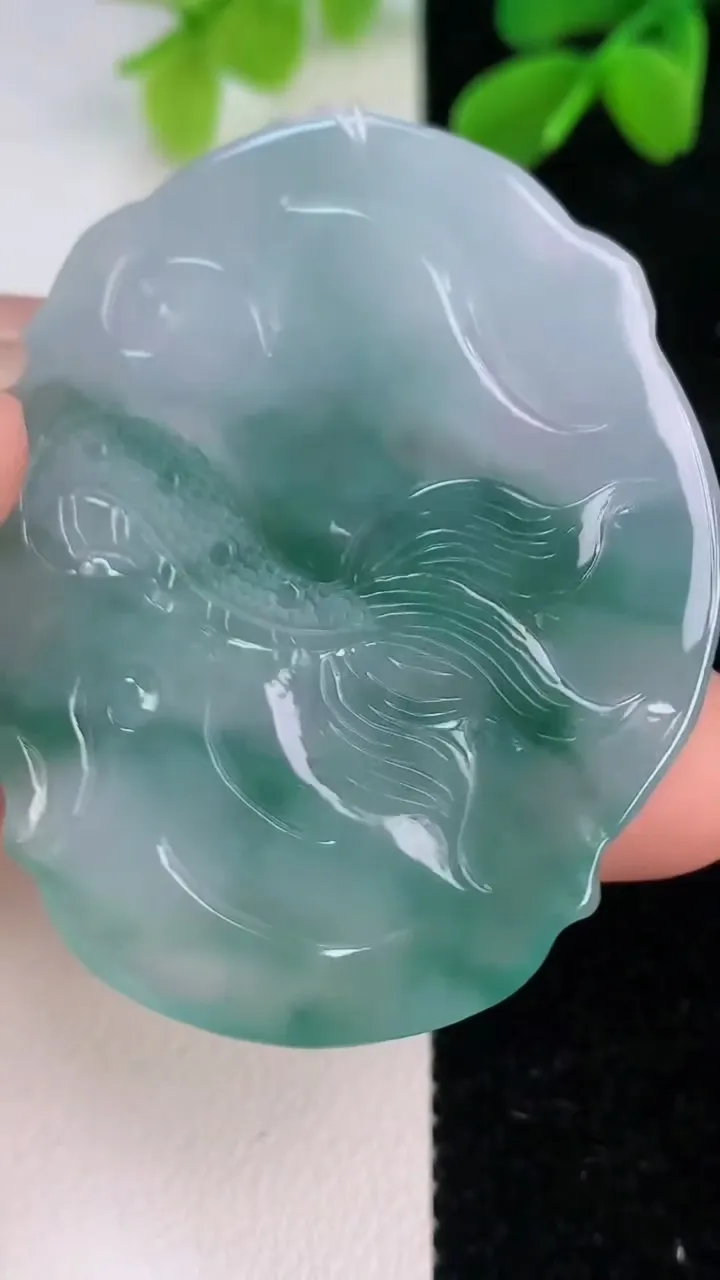 天然A货翡翠飘花祥龙观音菩萨吊坠，尺寸51.3-42.5-4.6，重量:22.09g
7月11日