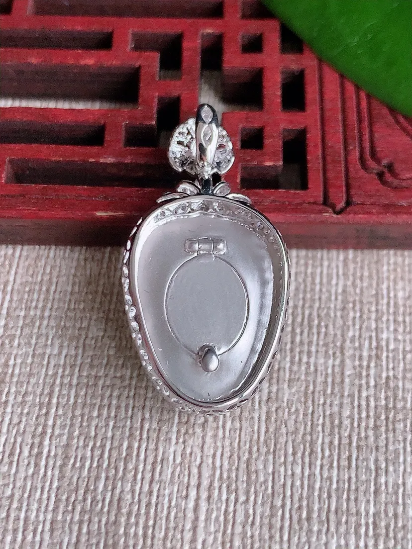 天然A货翡翠18K金伴叶子金枝玉叶吊坠尺寸30.6×15.6×8.7裸石18.4×13.6m量4.2