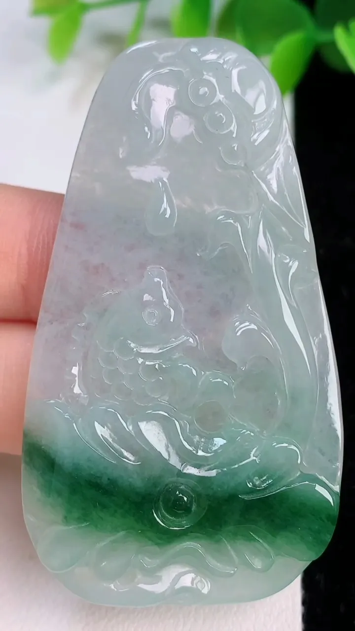 天然A货翡翠荷叶鱼吊坠，尺寸60-34.3-5.3，重:18.45g
7月11日