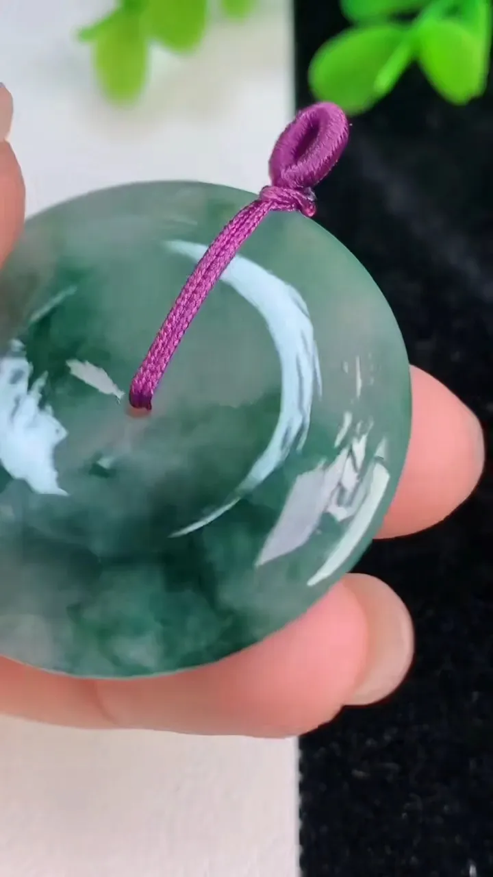 天然A货翡翠飘花平安扣吊坠，尺寸36.4-5.5，重量:15.14g
7月11日