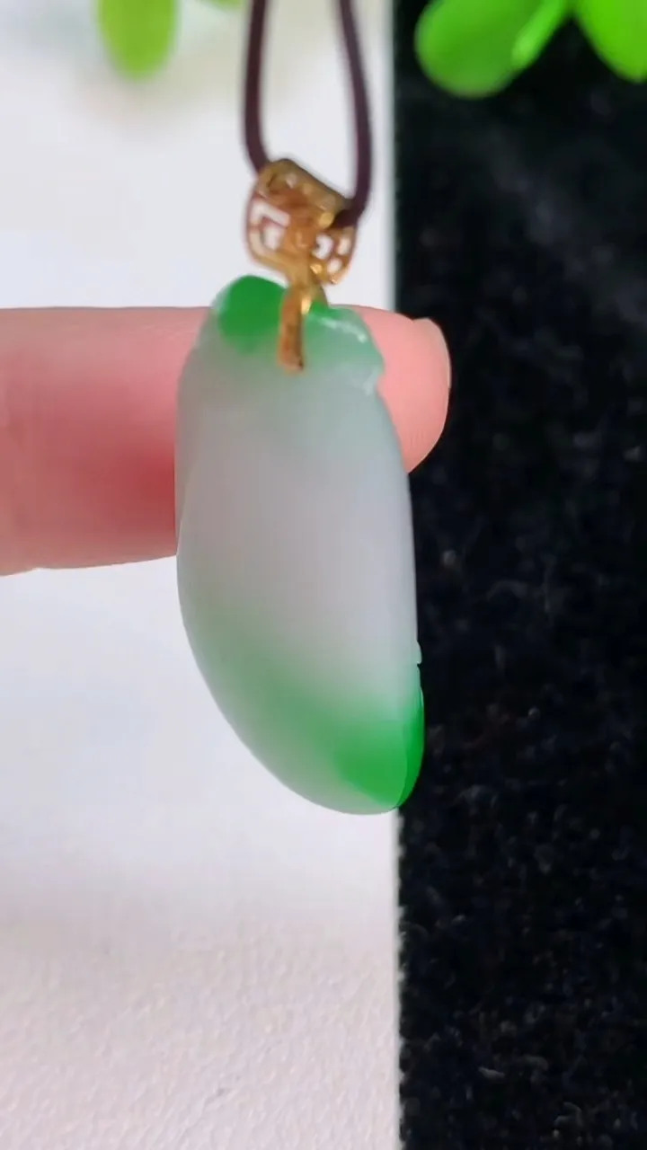 天然A货翡翠福瓜吊坠，尺寸32.3-14.7-6，重量:5.81g
7月11日