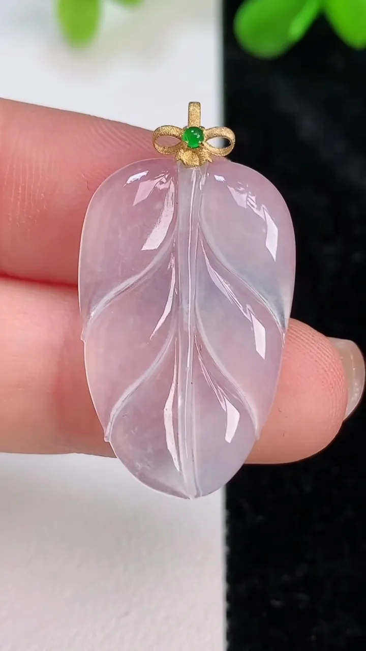 天然A货翡翠种金枝玉叶 叶子吊坠，尺寸27.3-17.8-2.2，重量:2.77g
7月11日