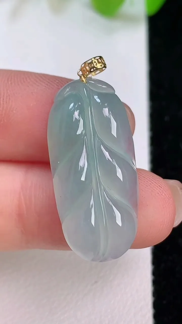 天然A货翡翠金枝玉叶 叶子吊坠，尺寸28-13.6-5，重量:3.32g
7月11日