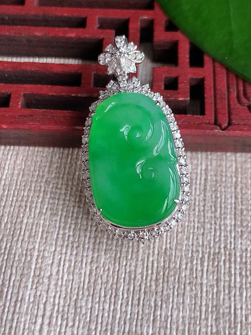 天然A货翡翠18K金伴阳绿如意吊坠尺寸32.8×15.8×10裸石20.3×12.7m量5.90g 0710