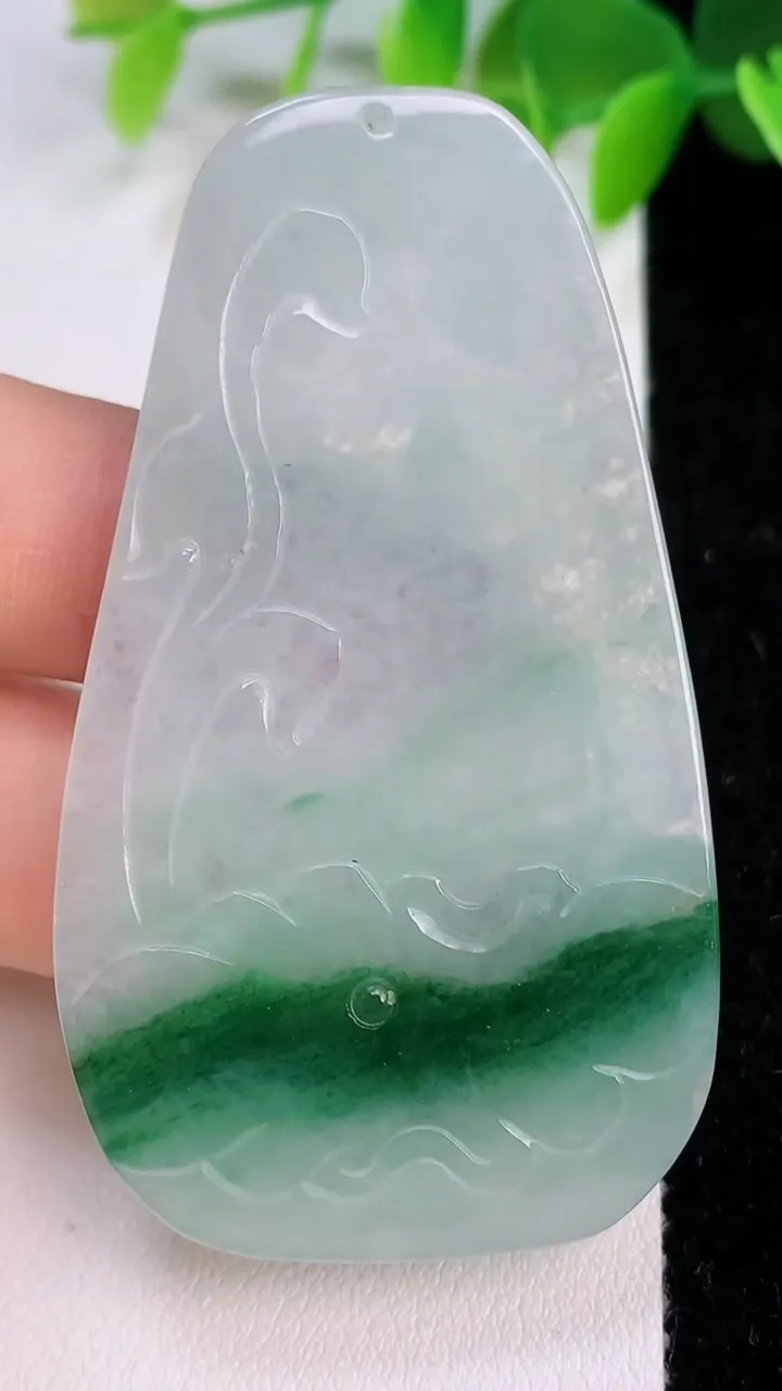 天然A货翡翠荷叶鱼吊坠，尺寸60-34.3-5.3，重:18.45g
7月11日