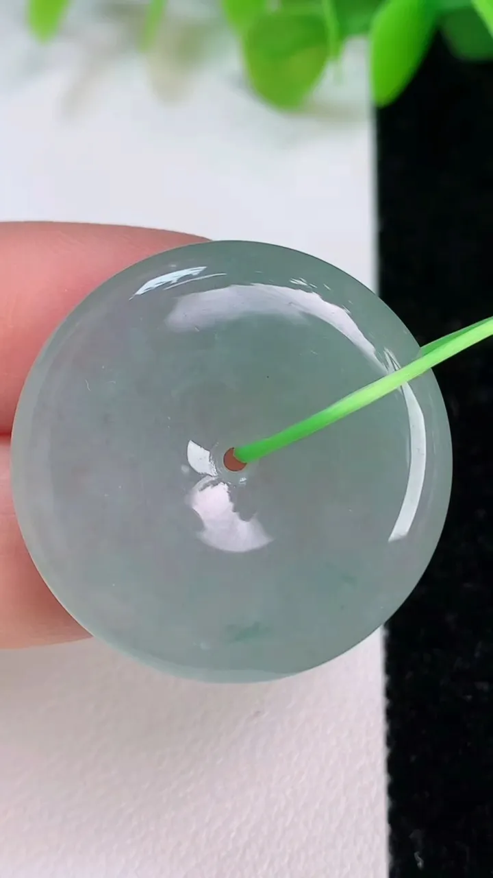 天然A货翡翠平安扣吊坠，尺寸29-4.8，重量:8.89g
7月11日