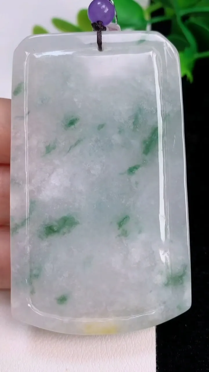 天然A货翡翠飘花山水牌吊坠，尺寸72-43-9.5，重:58.07g
7月11日