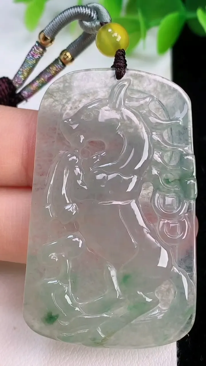 天然A货翡翠飘花生肖马牌吊坠，尺寸52-32-4，重:13.47g
7月11日