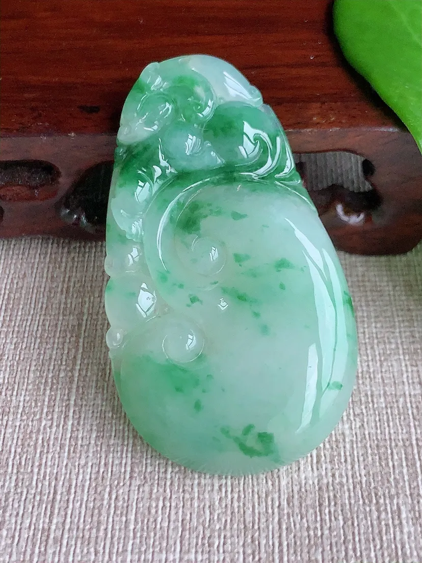天然A货翡翠飘绿大如意吊坠尺寸55.8×31.6×6.4m量20.38g 0710