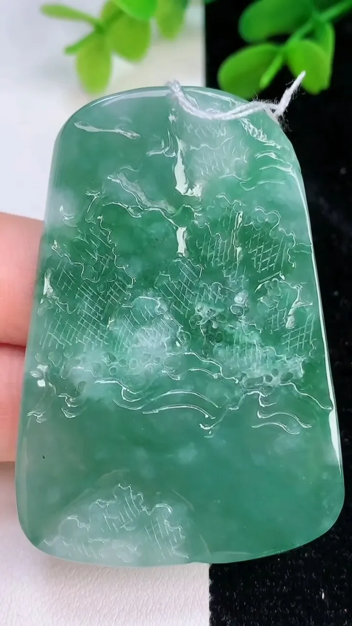 天然A货翡翠山水牌吊坠，尺寸59.3-41.3-5.6，重量:30.39g
7月11日