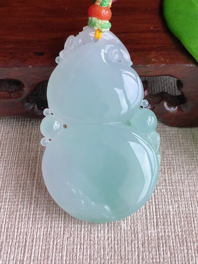 天然A货翡翠飘绿大葫芦吊坠尺寸50.6×30.5×9.6m量31.34g 0710