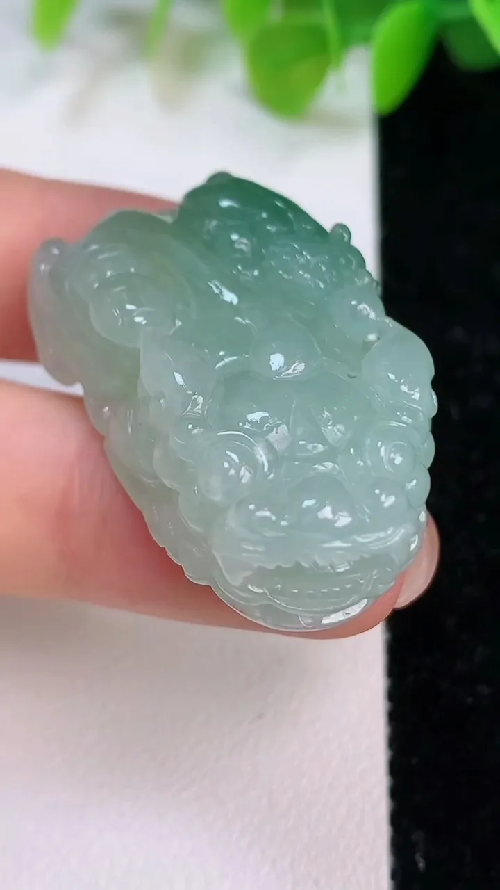 天然A货翡翠貔貅吊坠，尺寸37.8-21.6-11.6，重量:21.42g
7月11日
