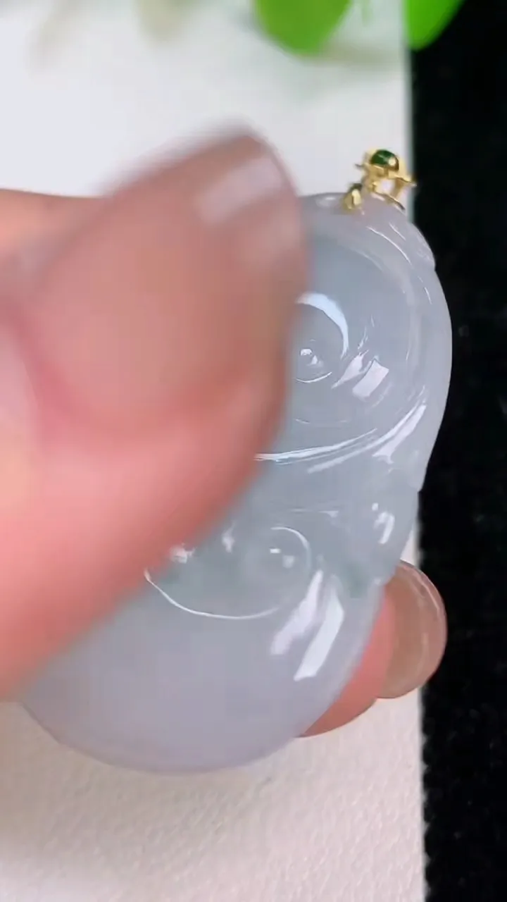 天然A货翡翠18k金飘花如意吊坠，尺寸37.8-13-4.6，重量:7.77g
7月11日