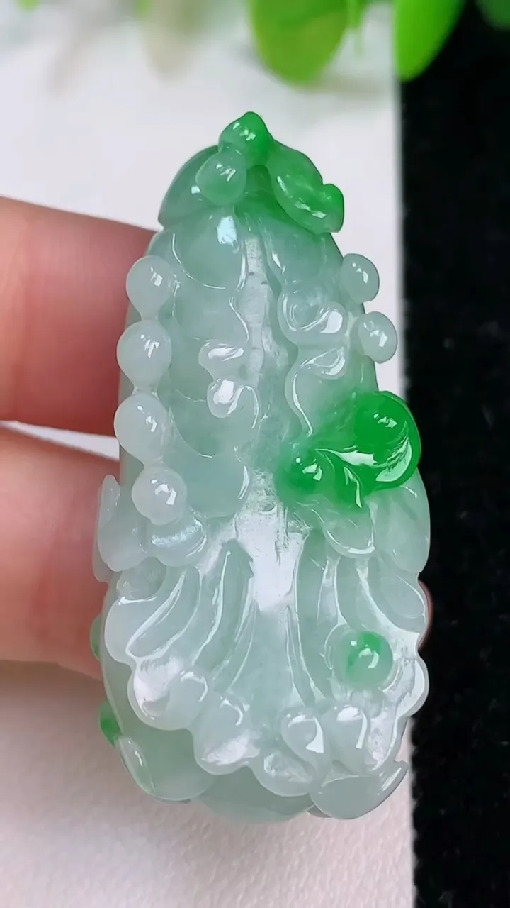 天然A货翡翠白菜吊坠，尺寸44.3-20.6-9.7，重量:19.06g
7月11日